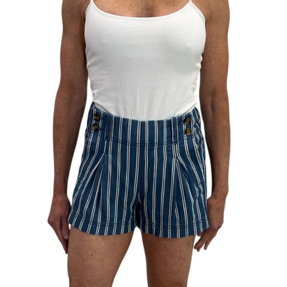 American Eagle Outfitters Pants - American Eagle Outfitter High-Waist Pleated Shorts - Blue & White Size 2